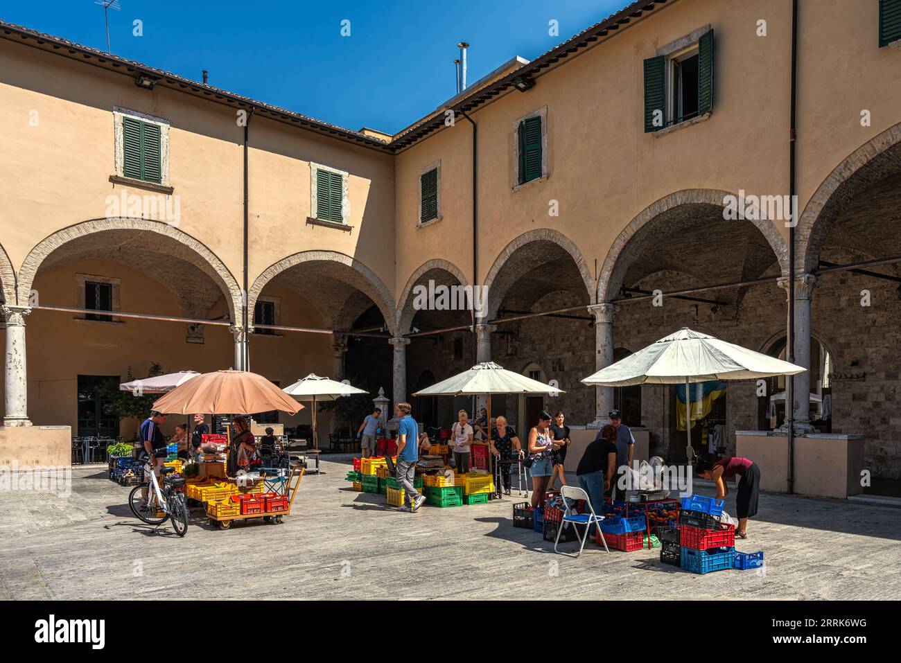 Die Obststände auf dem Bauernmarkt im Kreuzgang der Kirche San Francesco. Ascoli Piceno, Marche Region, Italien, Europa Stockfoto