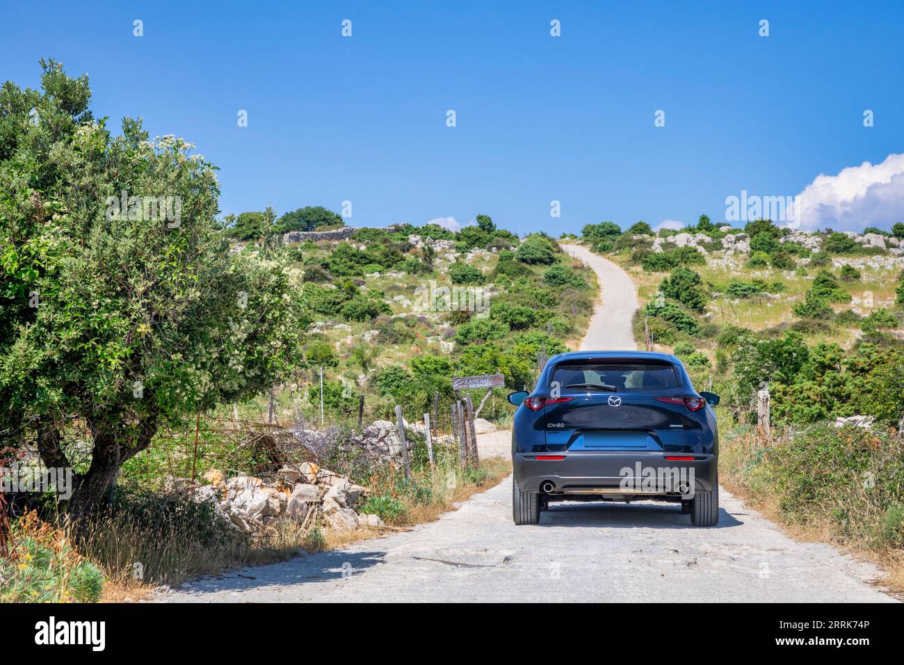 Europa, Kroatien, Kreis Primorje-Gorski Kotar, Mundanije, Insel Rab, Auto-Crossover Mazda CX 30 auf der unbefestigten Straße des Kamenjak Berges Stockfoto