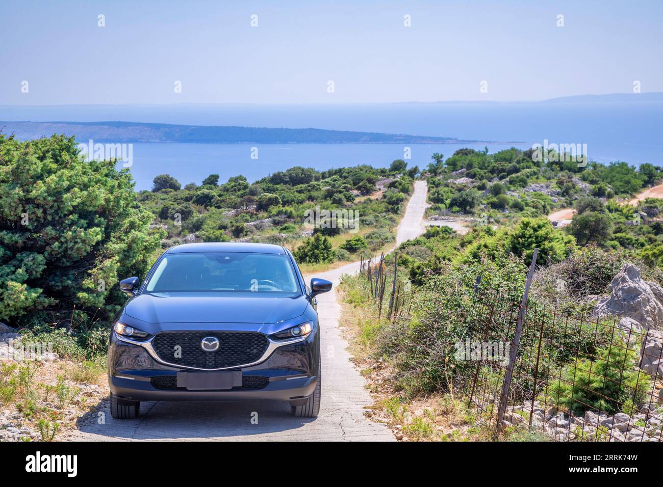 Europa, Kroatien, Kreis Primorje-Gorski Kotar, Mundanije, Insel Rab, Auto-Crossover Mazda CX 30 auf der unbefestigten Straße des Kamenjak Berges Stockfoto