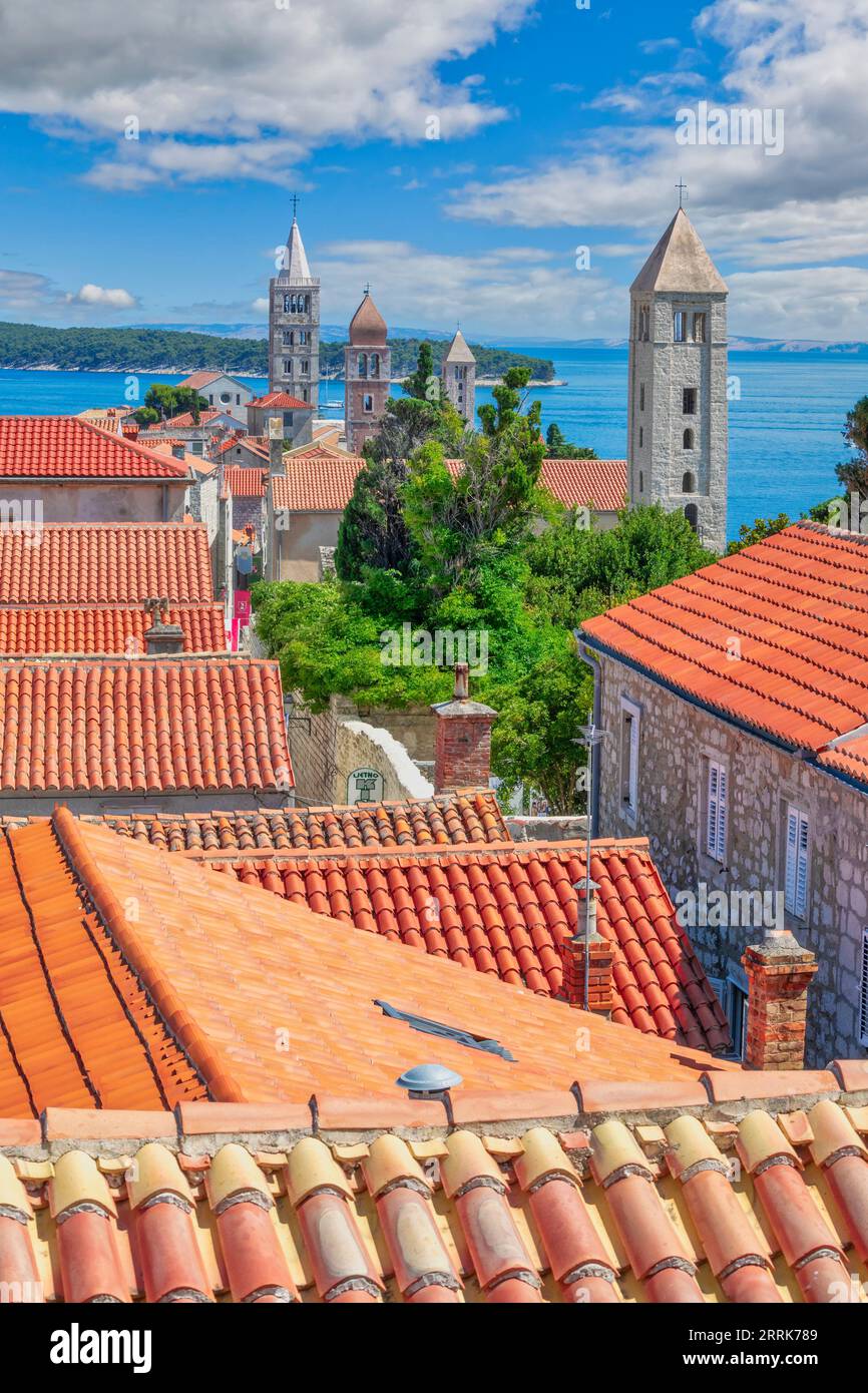 Europa, Kroatien, Primorje-Gorski Komitat Kotar, Insel Rab, Blick auf die Altstadt von Rab mit den charakteristischen vier Glockentürmen Stockfoto