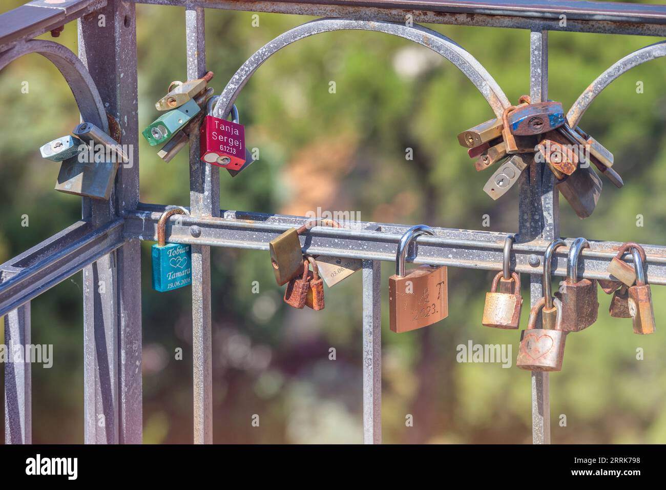 Europa, Kroatien, Primorje-Gorski Komitat Kotar, Insel Rab, lieben Vorhängeschlösser auf einem eisernen Zaun in der Altstadt von Rab Stockfoto