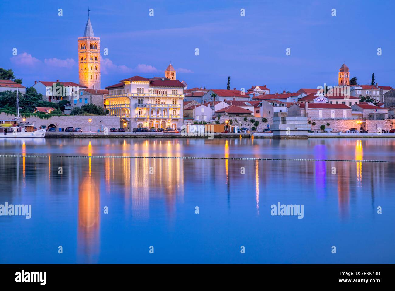 Europa, Kroatien, Kreis Primorje-Gorski Kotar, Insel Rab, Rab, die Altstadt und die Gebäude mit Blick auf den Jachthafen in der Dämmerung Stockfoto