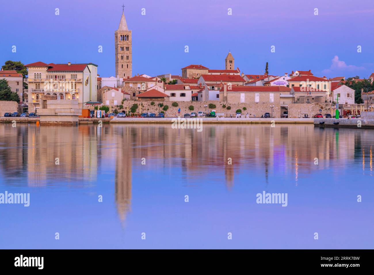 Europa, Kroatien, Primorje-Gorski Kotar County, Insel Rab, Altstadt von Rab und die Gebäude mit Blick auf den Jachthafen in der Dämmerung Stockfoto