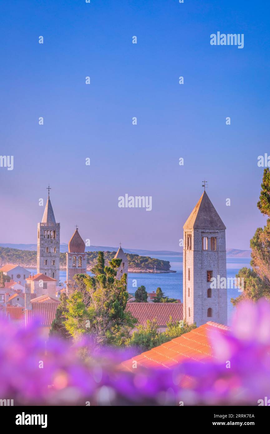 Europa, Kroatien, Primorje-Gorski Komitat Kotar, Insel Rab, Blick auf die Altstadt von Rab mit den charakteristischen Glockentürmen Stockfoto