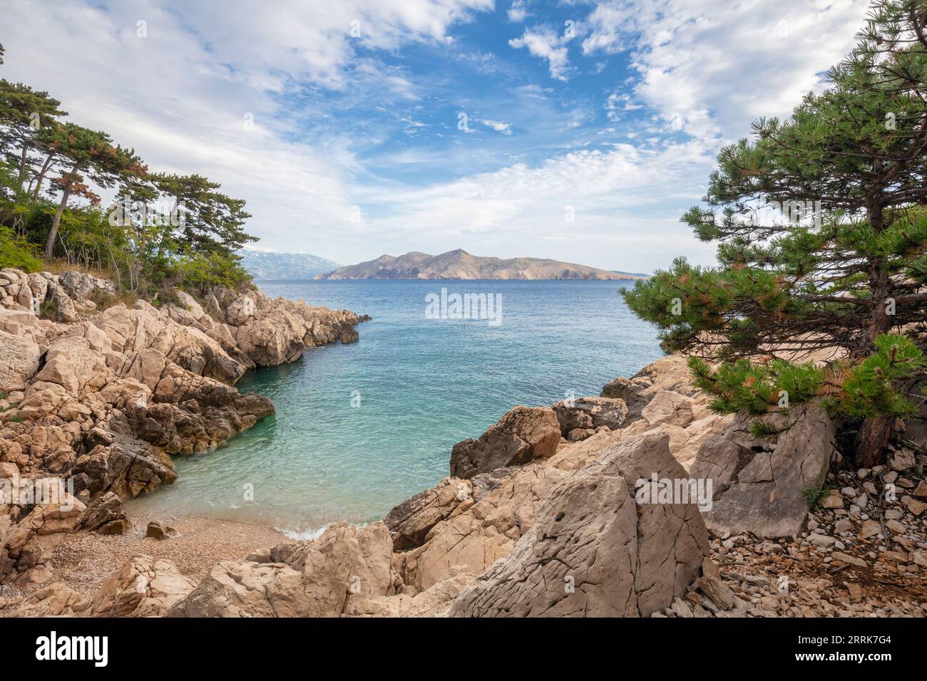 Kroatien, Primorje-Gorski Komitat Kotar, Insel Krk, Baska, die felsigen Klippen in der Nähe des Strandes Mali Raj und die Insel Prvic im Hintergrund Stockfoto