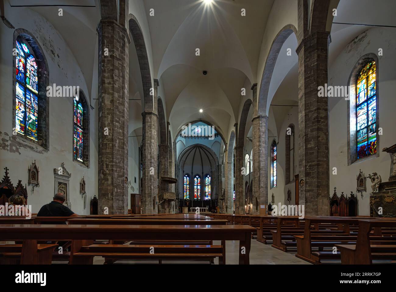 Das Mittelschiff der Kathedrale von San Francesco in Travertin und mit farbigen und Buntglasfenstern. Ascoli Piceno, Marche Region, Italien Stockfoto