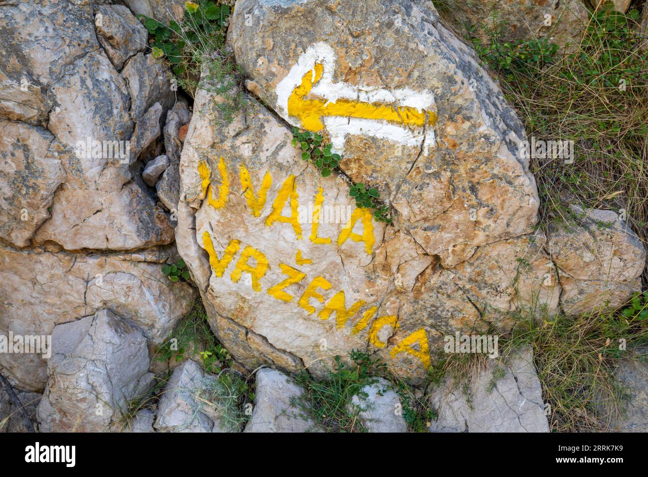 Kroatien, Primorje-Gorski Komitat Kotar, Insel Krk, Baska, bemalte Steine als Wegmarkierungen entlang der Pfade des Lubinin Stockfoto