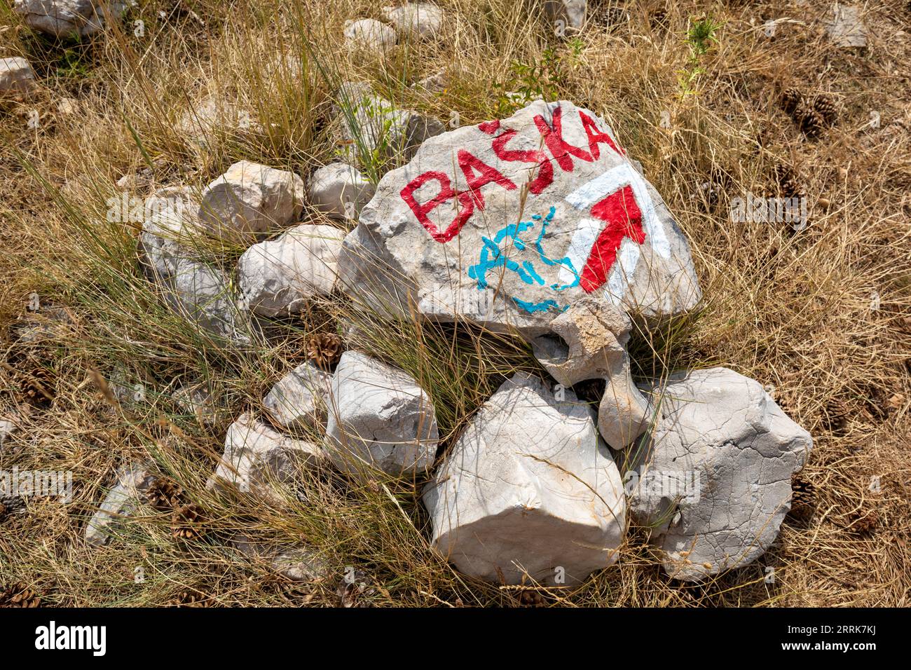 Kroatien, Primorje-Gorski Komitat Kotar, Insel Krk, Baska, bemalte Steine als Wegmarkierungen entlang der Pfade des Lubinin Stockfoto