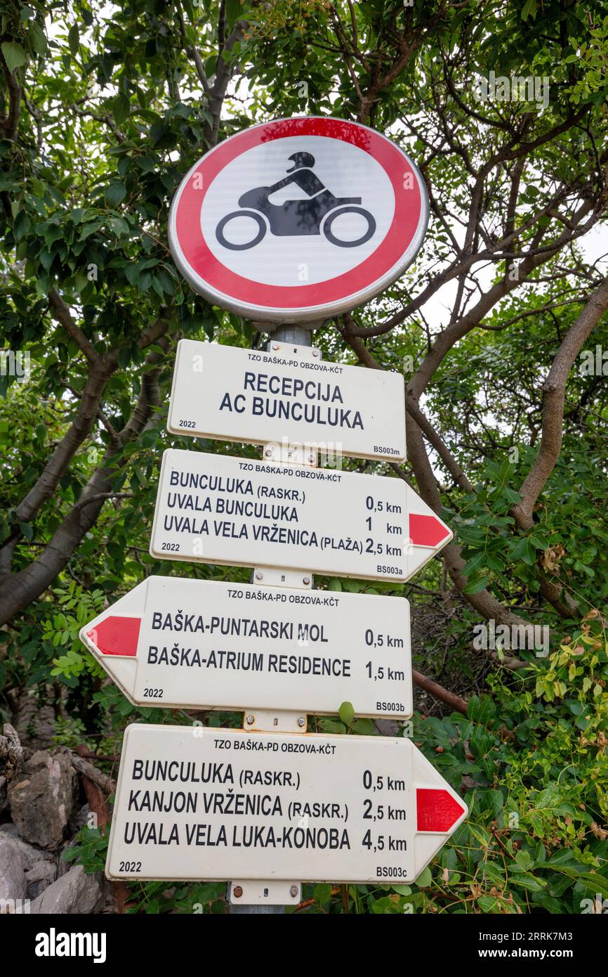 Kroatien, Primorje-Gorski Komitat Kotar, Insel Krk, Schilder für Wanderer mit Wegbeschreibung zu den Stränden um Baska Stockfoto