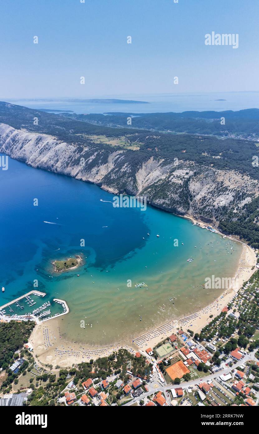 Kroatien, Primorje-Gorski Kotar County, Insel Rab, erhöhter Blick auf die Rajska Plaza (Paradise Beach) in Lopar Stockfoto