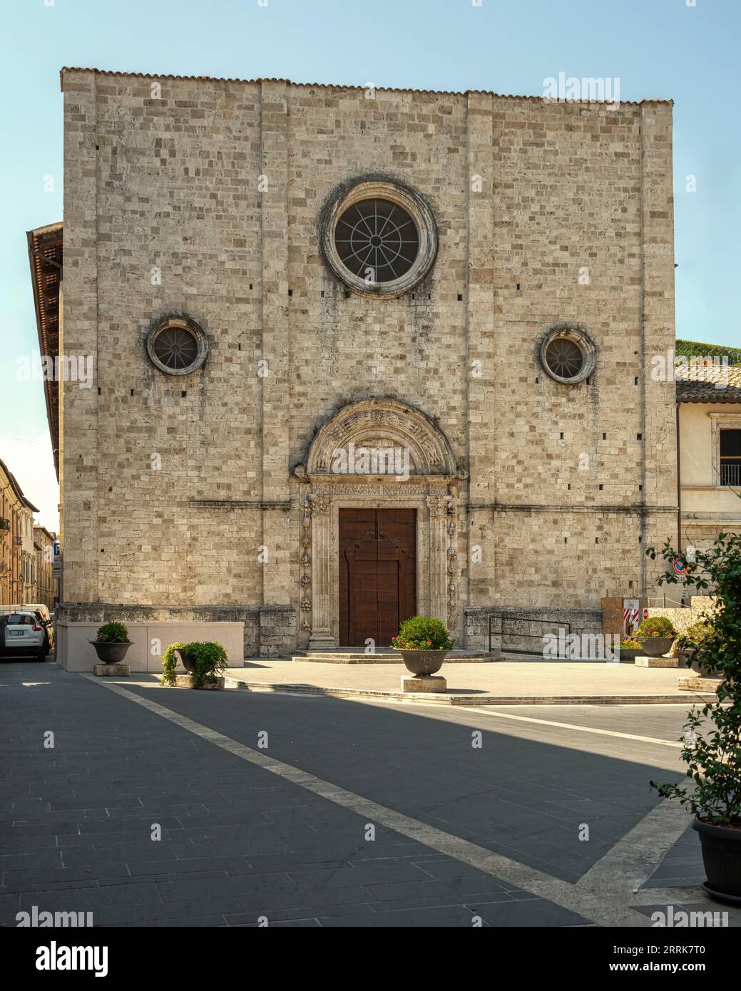 Die romanische Fassade der Kirche Sant'Agostino. Katholischer Gottesdienst, im historischen Zentrum der Region Ascoli Piceno.Marche Stockfoto