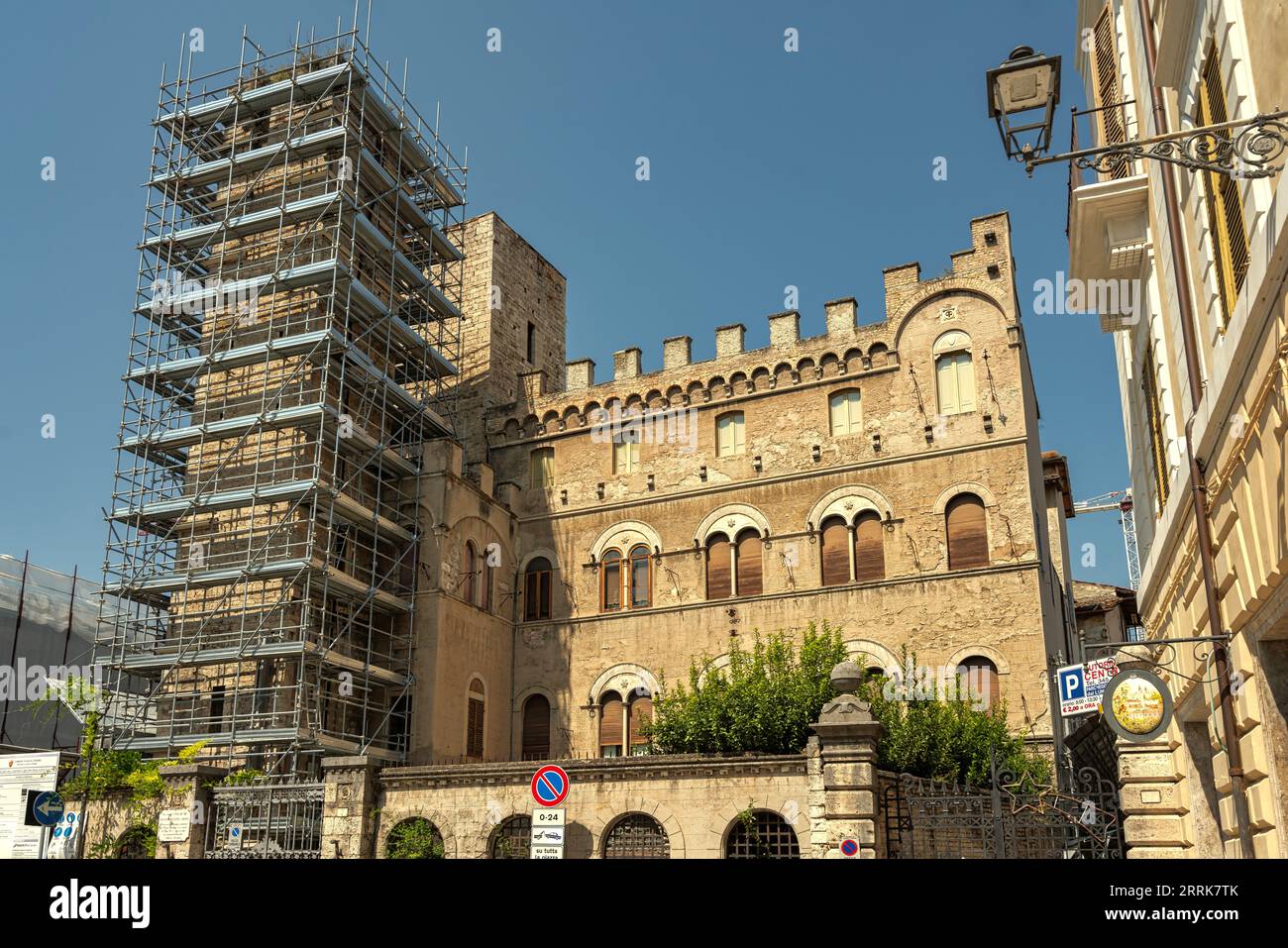 Die „Zwillingstürme“ sind ein Beispiel für perfekt erhaltene Adelstürme, leicht geneigt, sie sind dem Familienpalast Merli angegliedert. Ascoli Piceno, Ma Stockfoto