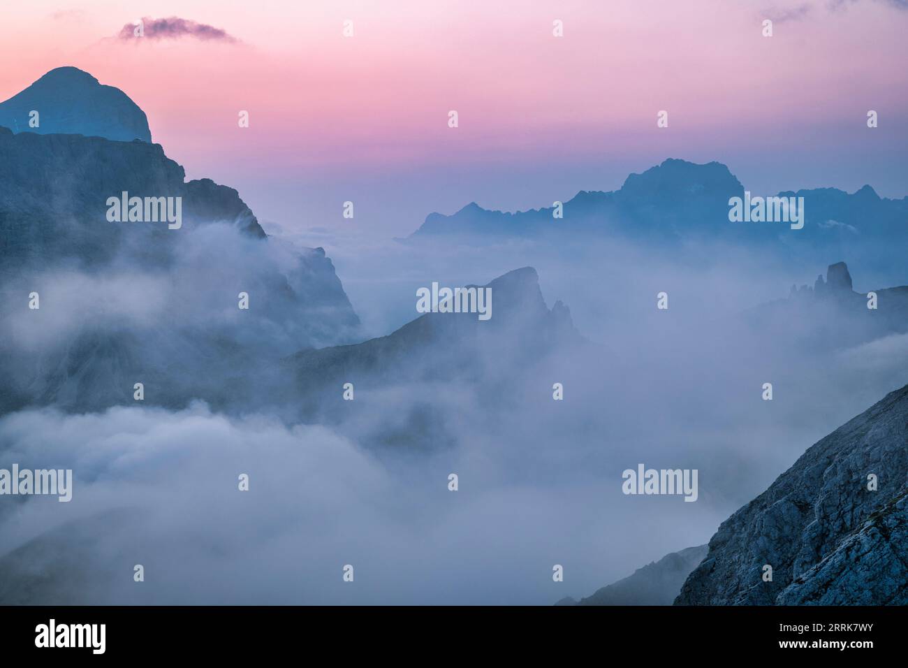 Italien, Venetien, Provinz Belluno, Dolomiten, Berge in einem nebeligen Sommermorgen, Blick von der Spitze eines Berges Stockfoto