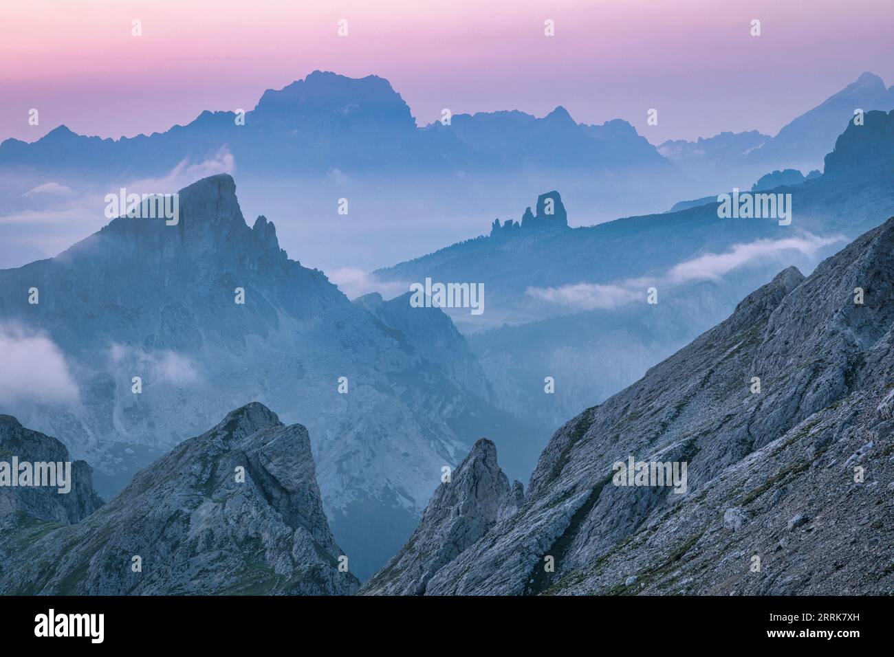 Italien, Venetien, Provinz Belluno, Dolomiten, Berge in einem nebeligen Sommermorgen, Blick von der Spitze eines Berges Stockfoto