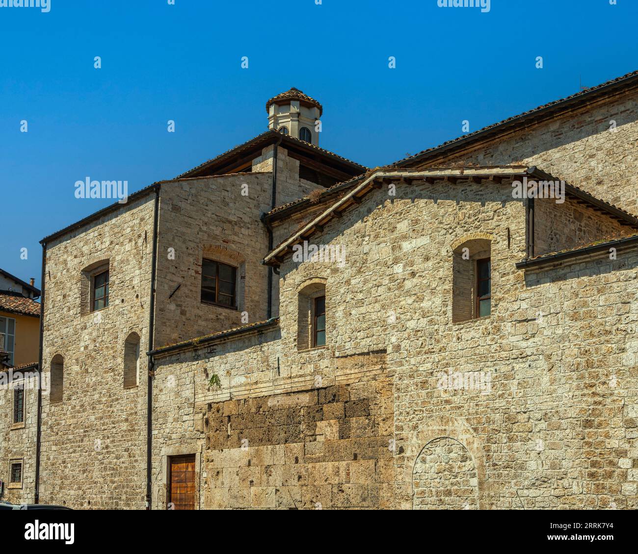 Blick auf die Kirche San Venanzio. Orthodoxer Gottesdienst im historischen Zentrum von Ascoli Piceno. Ascoli Piceno, Marche Region, Italien Stockfoto