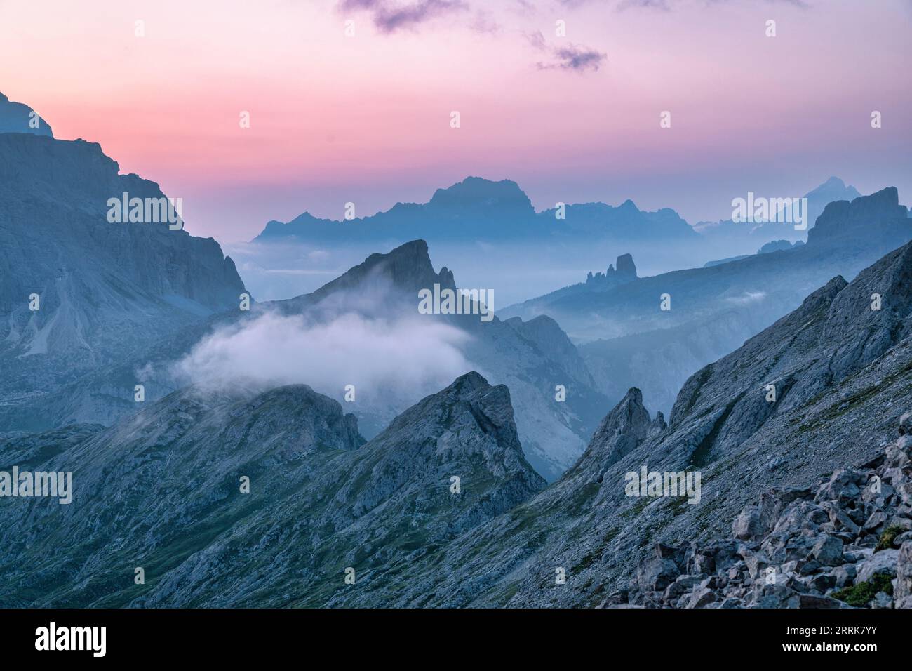 Italien, Venetien, Provinz Belluno, Dolomiten, Berge in einem nebeligen Sommermorgen, Blick von der Spitze eines Berges Stockfoto