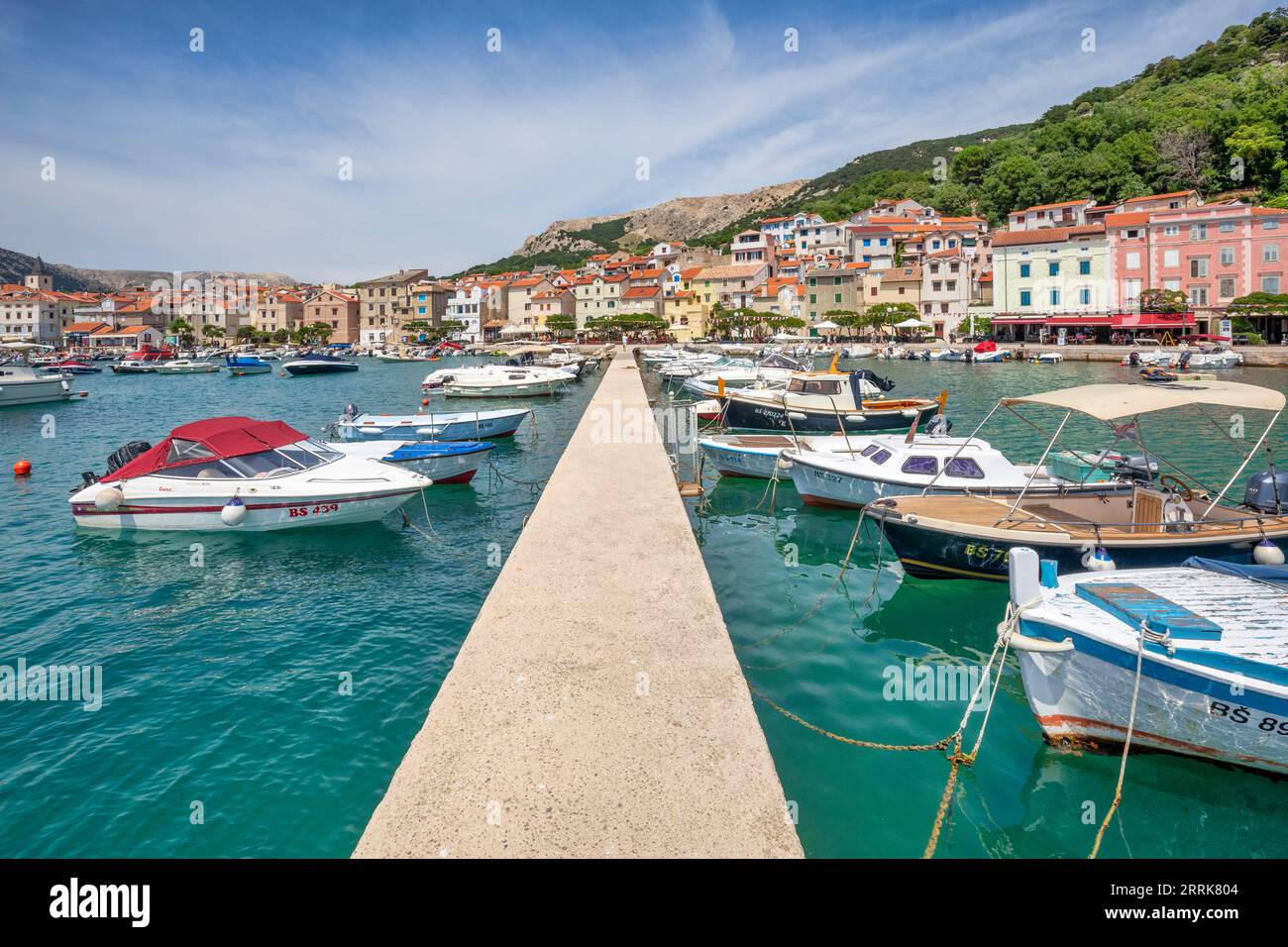 Kroatien, Primorje-Gorski Komitat Kotar, Insel Krk, kleine Boote im Jachthafen von Baska, im Hintergrund die Häuser zum Ufer Stockfoto