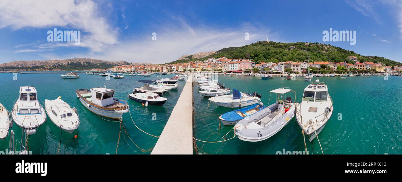 Kroatien, Primorje-Gorski Komitat Kotar, Insel Krk, kleine Boote im Jachthafen von Baska, im Hintergrund die Häuser zum Ufer Stockfoto