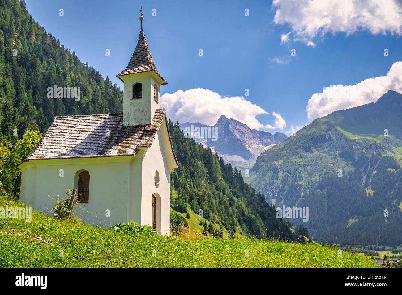 Österreich, Tirol, Vals, Vals, Kelderkapelle, hinter Olperer und Fußstein Stockfoto