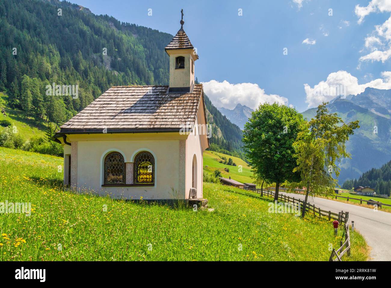 Österreich, Tirol, Vals, Vals, Bergkirche entlang der Valser Landesstraße Stockfoto