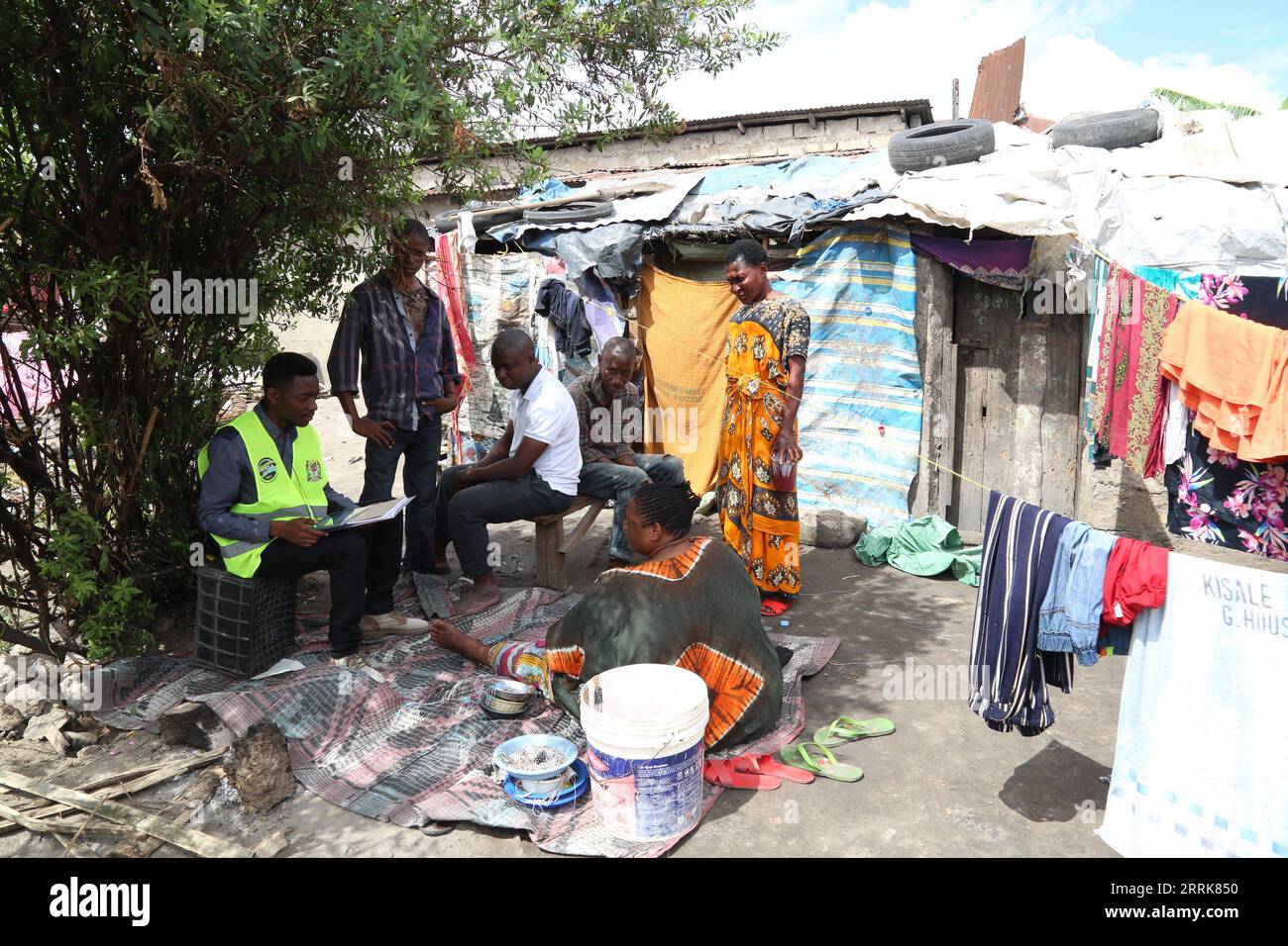 220823 -- dar es SALAAM, 23. Aug. 2022 -- Ein Volkszähler 1st L führt am 23. Aug. 2022 in dar es Salaam, Tansania, eine Bevölkerungs- und Wohnungsbefragung durch. Tansania begann am Dienstag mit der Durchführung einer nationalen Bevölkerungszählung und einer Wohnungszählung, bei der Präsident Samia Suluhu Hassan zu den ersten Personen zählte, die im Staatshaus von Chamwino in der Hauptstadt Dodoma gezählt wurden. Präsident Hassan sagte, dass die vorläufigen Ergebnisse der Volkszählung im Oktober bekannt gegeben werden. Die letzte Bevölkerungszählung und Wohnungszählung wurde 2012 in Tansania durchgeführt. Foto von Herman Emmanuel/Xinhua TANZANIA-dar es SALAAM-POPULATION UND Stockfoto