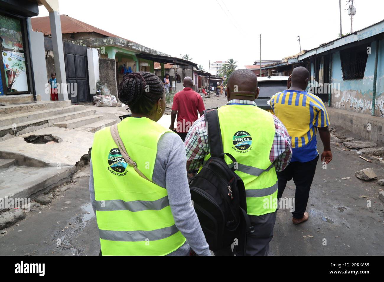 220823 -- dar es SALAAM, 23. Aug. 2022 -- am 23. Aug. 2022 gehen die Teilnehmer der Volkszählung durch eine Straße in dar es Salaam, Tansania. Tansania begann am Dienstag mit der Durchführung einer nationalen Bevölkerungszählung und einer Wohnungszählung, bei der Präsident Samia Suluhu Hassan zu den ersten Personen zählte, die im Staatshaus von Chamwino in der Hauptstadt Dodoma gezählt wurden. Präsident Hassan sagte, dass die vorläufigen Ergebnisse der Volkszählung im Oktober bekannt gegeben werden. Die letzte Bevölkerungszählung und Wohnungszählung wurde 2012 in Tansania durchgeführt. Foto von Herman Emmanuel/Xinhua TANZANIA-dar es SALAAM-BEVÖLKERUNGS- UND WOHNUNGSZÄHLUNG XiexHao PUBLICATIONxNOT Stockfoto