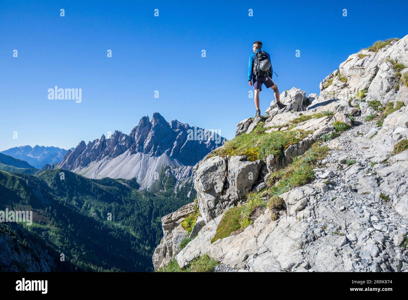 Italien, Venetien, Provinz Belluno, San Nicolò di Comelico, junger Wanderer, der sich dem D'Ambros-Klettersteig auf dem Pitturina-Kamm nähert, Crode dei Longerin im Hintergrund Stockfoto