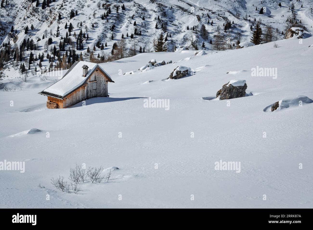 Italien, Venetien, Provinz Belluno, Colle Santa Lucia, einsame Hütte mit Schnee entlang der Straße des Giau-Passes Stockfoto