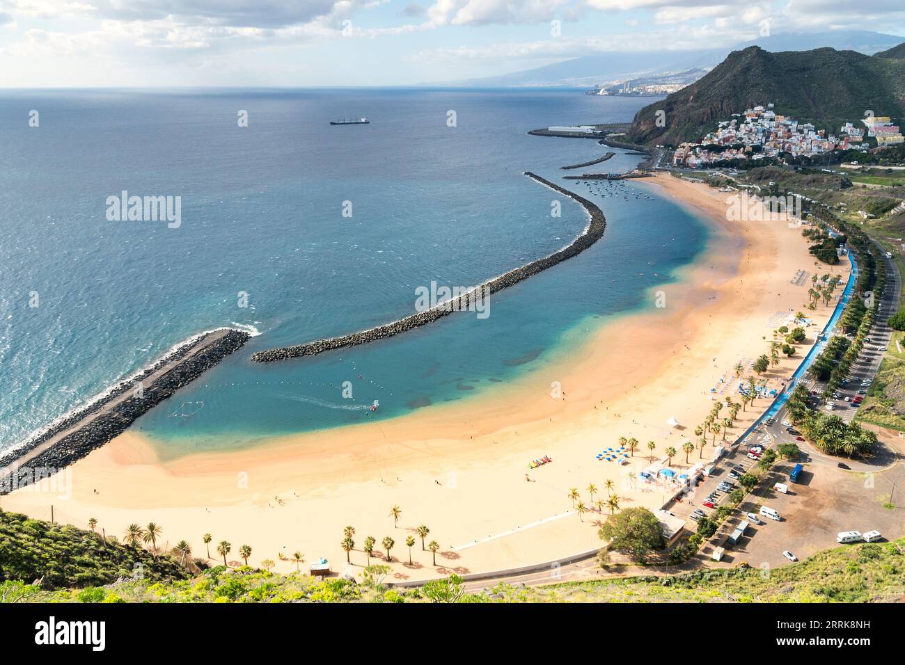 Teneriffa, Kanarische Inseln, Playa de las Teresitas, Blick vom Mirador de la Playa über San Andres nach Santa Cruz de Tenerife Stockfoto