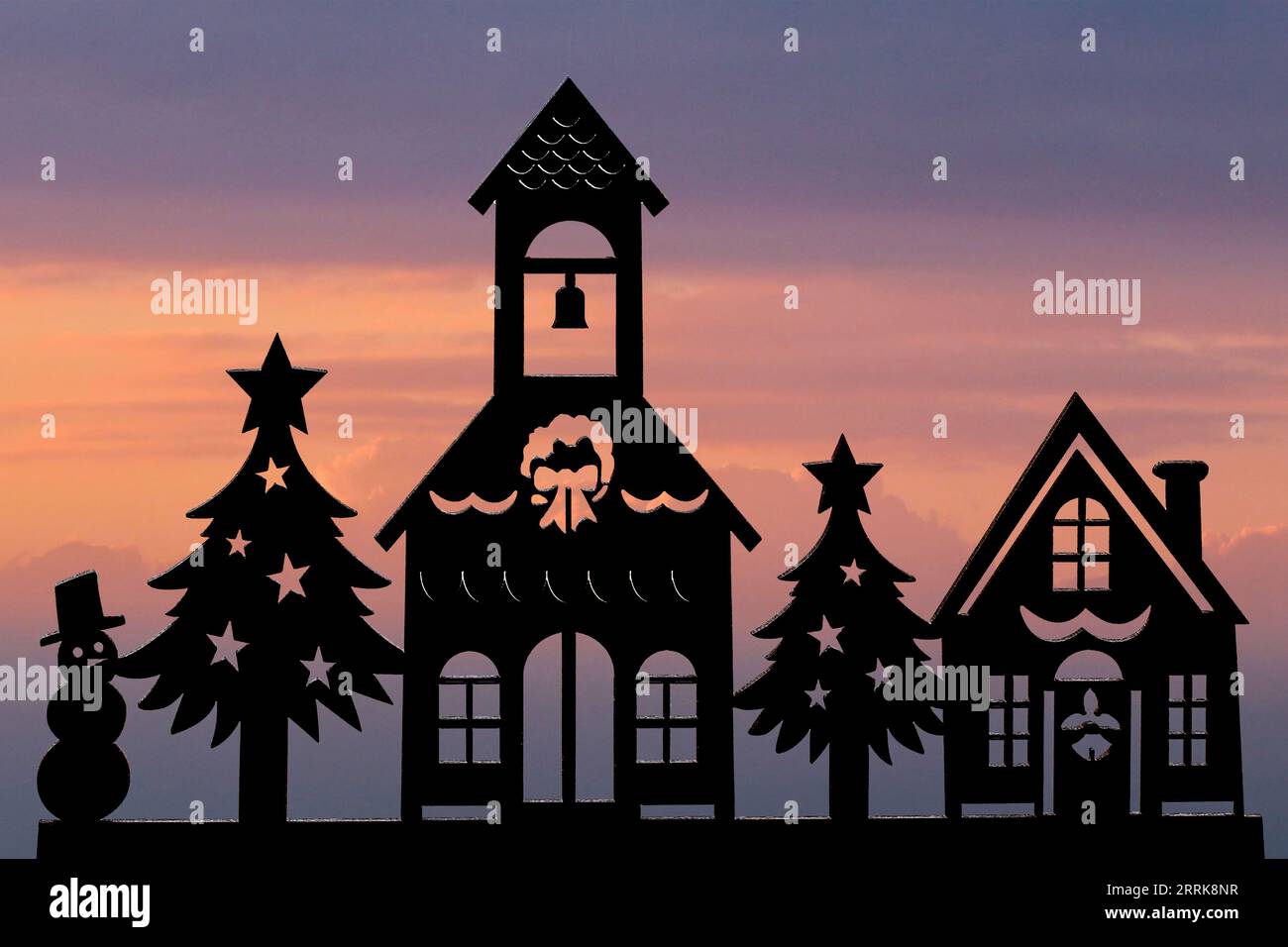 Silhouette der weihnachtsstadt in Sperrholz geschnitten auf Sonnenuntergang Himmel Hintergrund Stockfoto