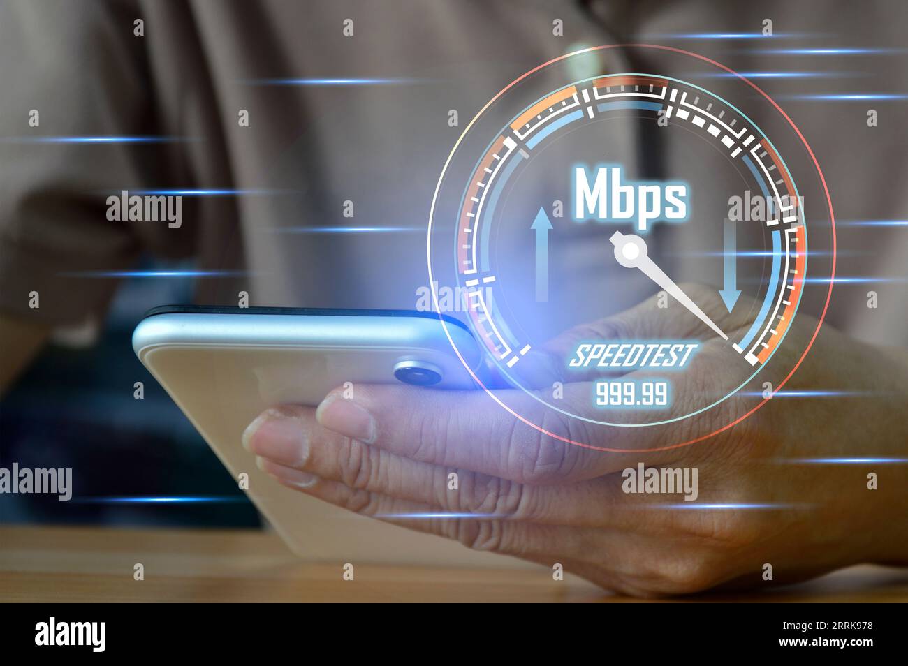 Schnelle Internetverbindung speedtest Netzwerkbandbreitentechnologie man nutzt Highspeed-Internet mit Smartphone und Laptop. 5G-Qualität, Geschwindigkeit o Stockfoto