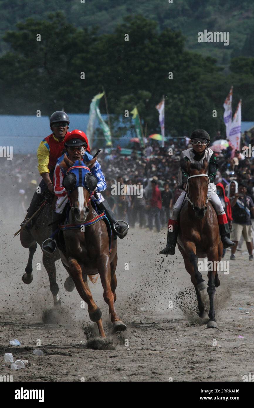 220827 -- ACEH, 27. August 2022 -- Kinder Jockeys treten während eines traditionellen Pferderennwettbewerbs in Takengon in Aceh, Indonesien, am 27. August 2022 an. Der Wettbewerb der Kinder Jockeys im Alter von 10 bis 15 Jahren ist Teil einer langjährigen Tradition in Takengon. Foto von /Xinhua INDONESIA-ACEH-TRADITIONAL HORSE RACE FachrulxReza PUBLICATIONxNOTxINxCHN Stockfoto