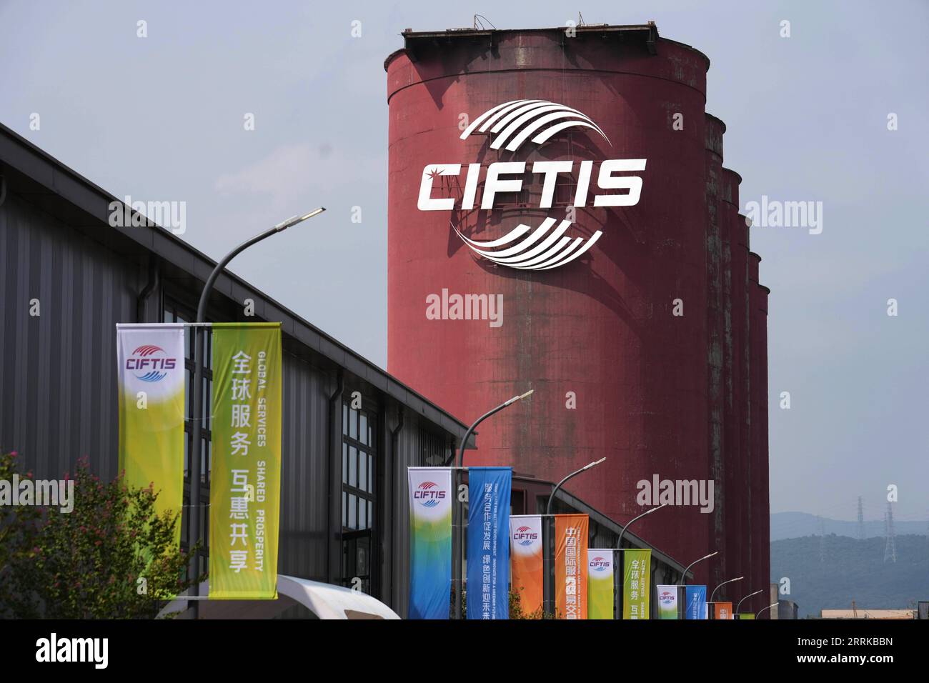 220829 -- PEKING, 29. August 2022 -- Foto aufgenommen am 29. August 2022 zeigt einen Veranstaltungsort der China International Fair for Trade in Services CIFTIS 2022 im Shougang Park in Peking, der Hauptstadt Chinas. Das CIFTIS 2022 findet vom 31. August bis 5. September im China National Convention Center und im Shougang Park in Peking statt. CHINA-BEIJING-CIFTIS-VENUE CN JuxHuanzong PUBLICATIONxNOTxINxCHN Stockfoto