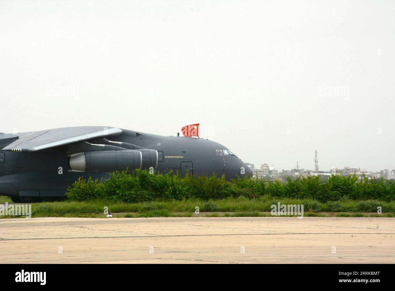 220831 -- KARACHI, 31. Aug. 2022 -- Ein Flugzeug mit Hilfe von chinesischen Taxis auf Asphalt am Karachi-Flughafen in Karachi, Pakistan, 30. Aug. 2022. Chinas Hilfe für die Flutopfer Pakistans erreichte am Dienstag die südliche Hafenstadt Karachi. Die humanitäre Hilfe, die aus 3.000 Zelten bestand, wurde Pakistan bei einer Zeremonie am Flughafen Karachi übergeben. PAKISTAN-KARACHI-CHINA-HUMANITÄRE HILFE Xinhua PUBLICATIONxNOTxINxCHN Stockfoto