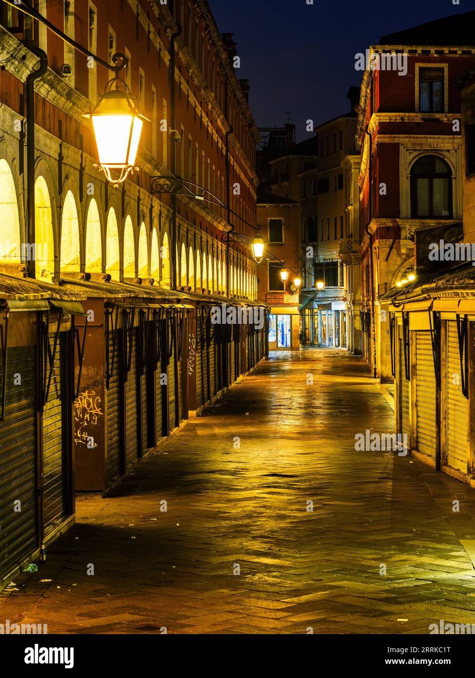 Gasse an der Rialto-Brücke in Venedig, Stockfoto