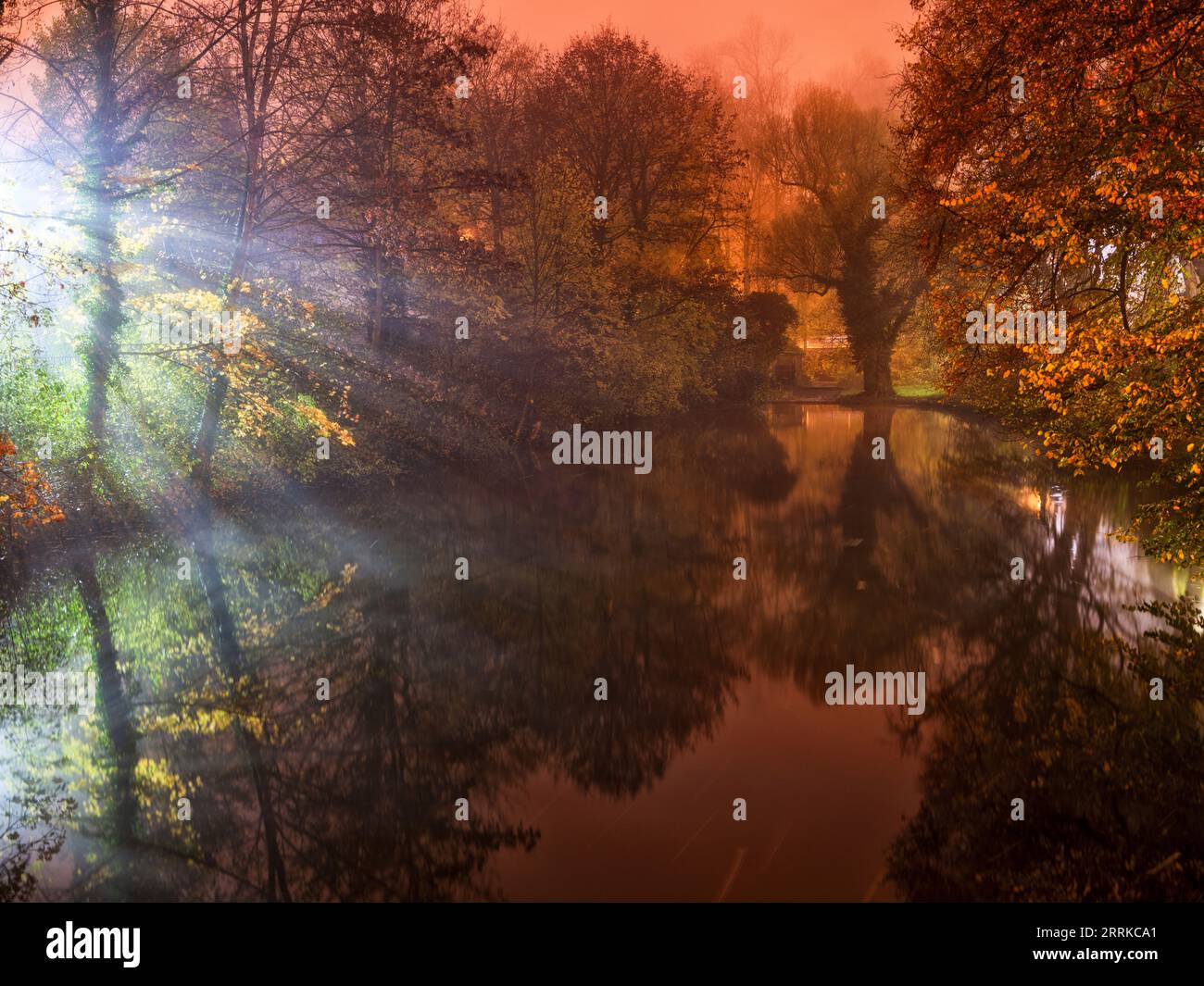 Helle Atmosphäre in der Augsburger Altstadt am Lech-Kanal, an der Kahnfahrt, Stockfoto