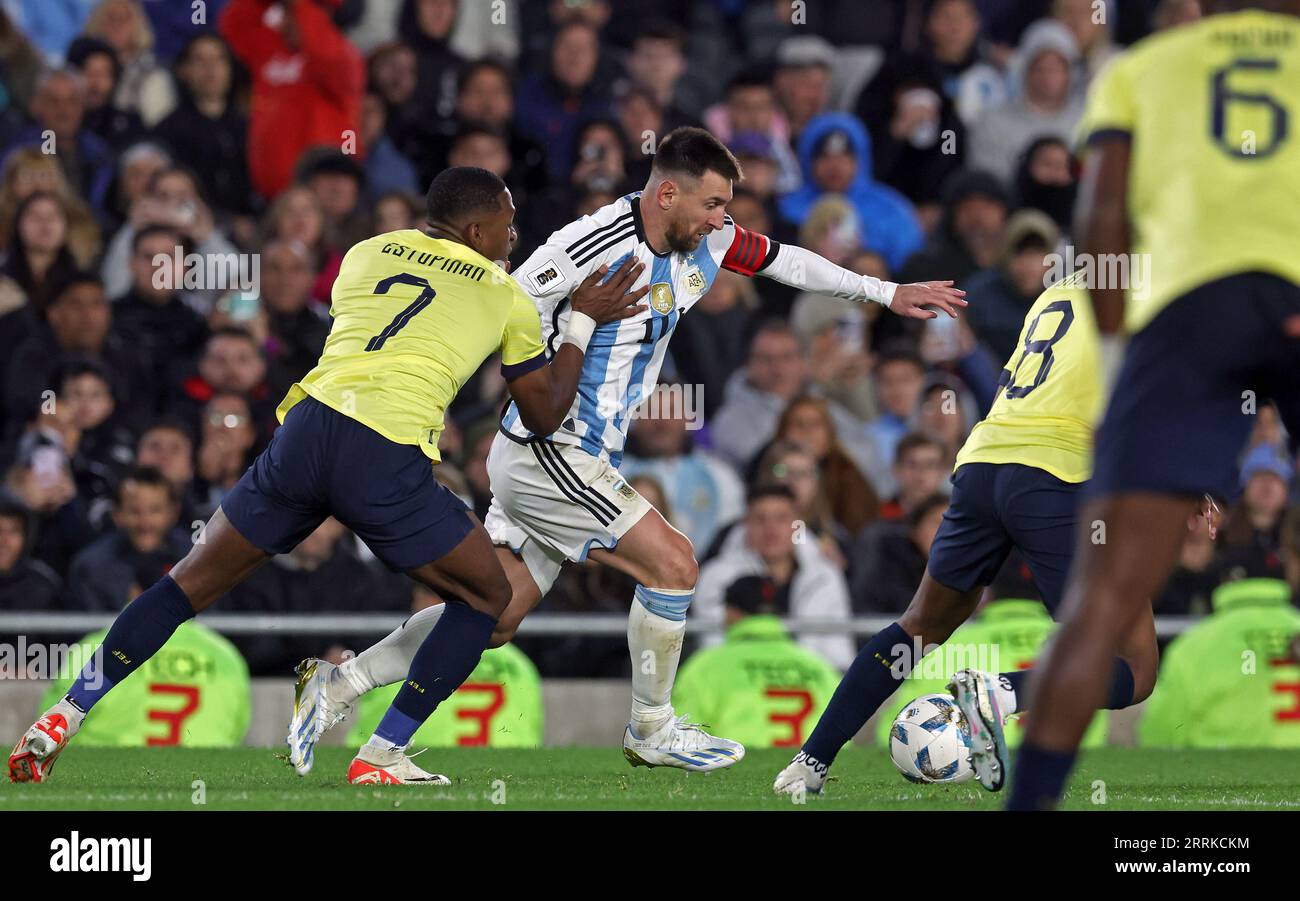 Buenos Aires, Argentinien. September 2023. Argentiniens Stürmer Lionel Messi (C) kontrolliert den bal an Ecuadors Verteidiger Pervis Estupinan (L) und Mittelfeldspieler Carlos Gruezo (2.-R) während des südamerikanischen Qualifikationsspiels für die FIFA-Weltmeisterschaft 2026 im Monumental-Stadion in Buenos Aires am 7. September 2023. Quelle: Alejandro Pagni/Alamy Live News Stockfoto