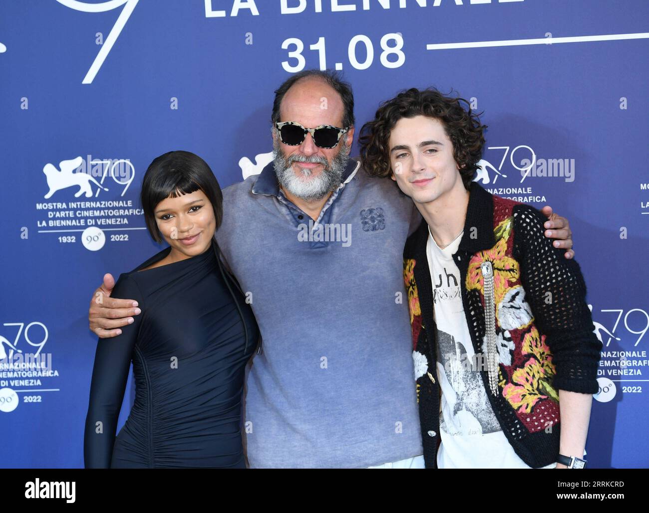 220902 -- VENEDIG, 2. September 2022 -- Regisseur Luca GuadagninoC, Schauspieler Timothee Chalamet R und Schauspielerin Taylor Russell nahmen an einem Fototermin für den Film Bones and All während des 79. Internationalen Filmfestivals in Venedig, Italien, 2. September 2022 Teil. ITALIEN-VENEDIG-79TH VENICE INT L FILM FESTIVAL JINXMAMENGNI PUBLICATIONXNOTXINXCHN Stockfoto