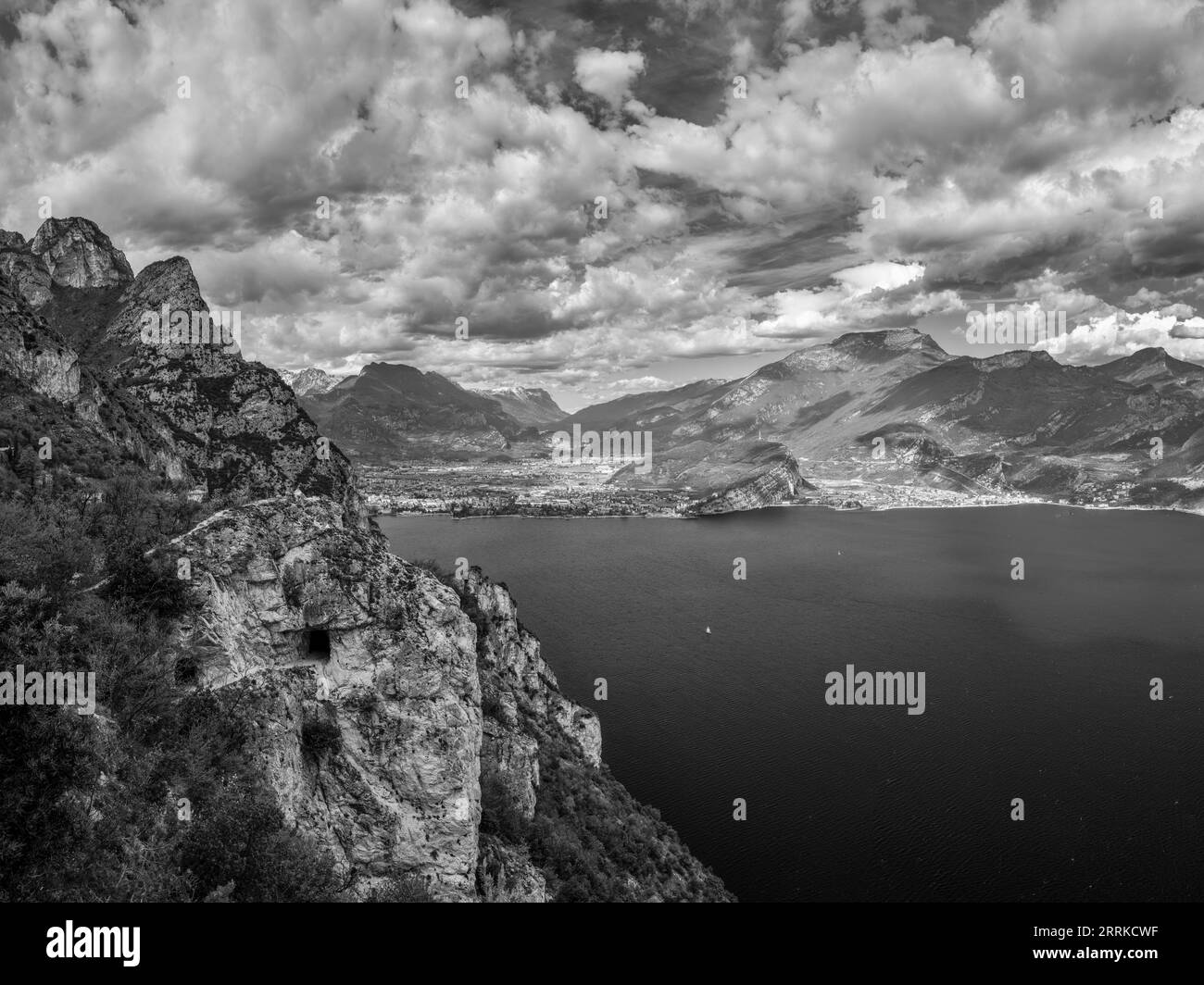 Niedriger Blick auf den Gardasee, Pregasina. Stockfoto