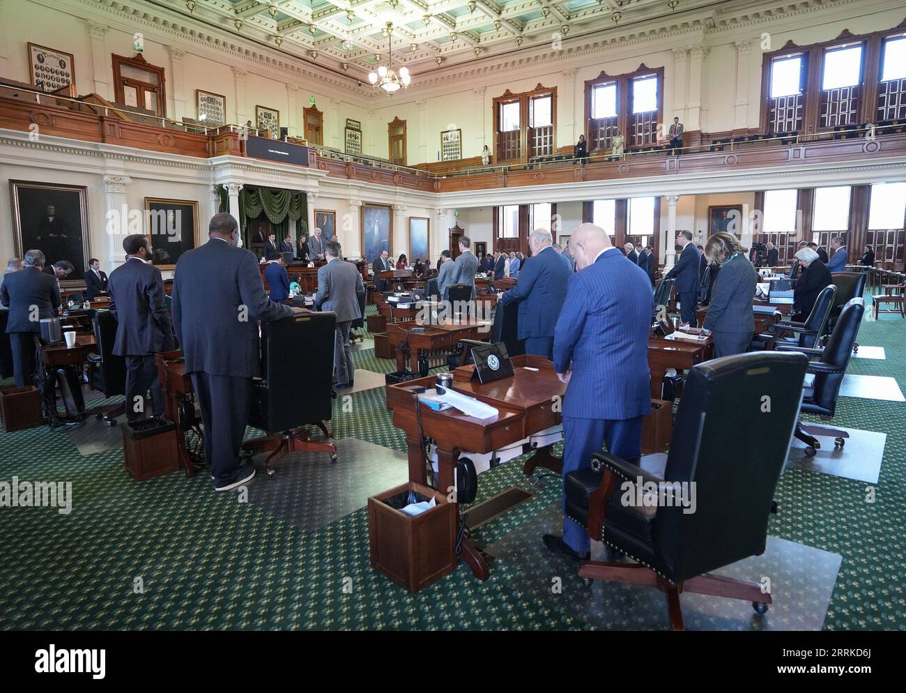 Senatoren beten vor Beginn des Amtsenthebungsverfahrens gegen Generalstaatsanwalt Ken Paxton im Kapitol am Donnerstag, den 7. September 2023. Stockfoto