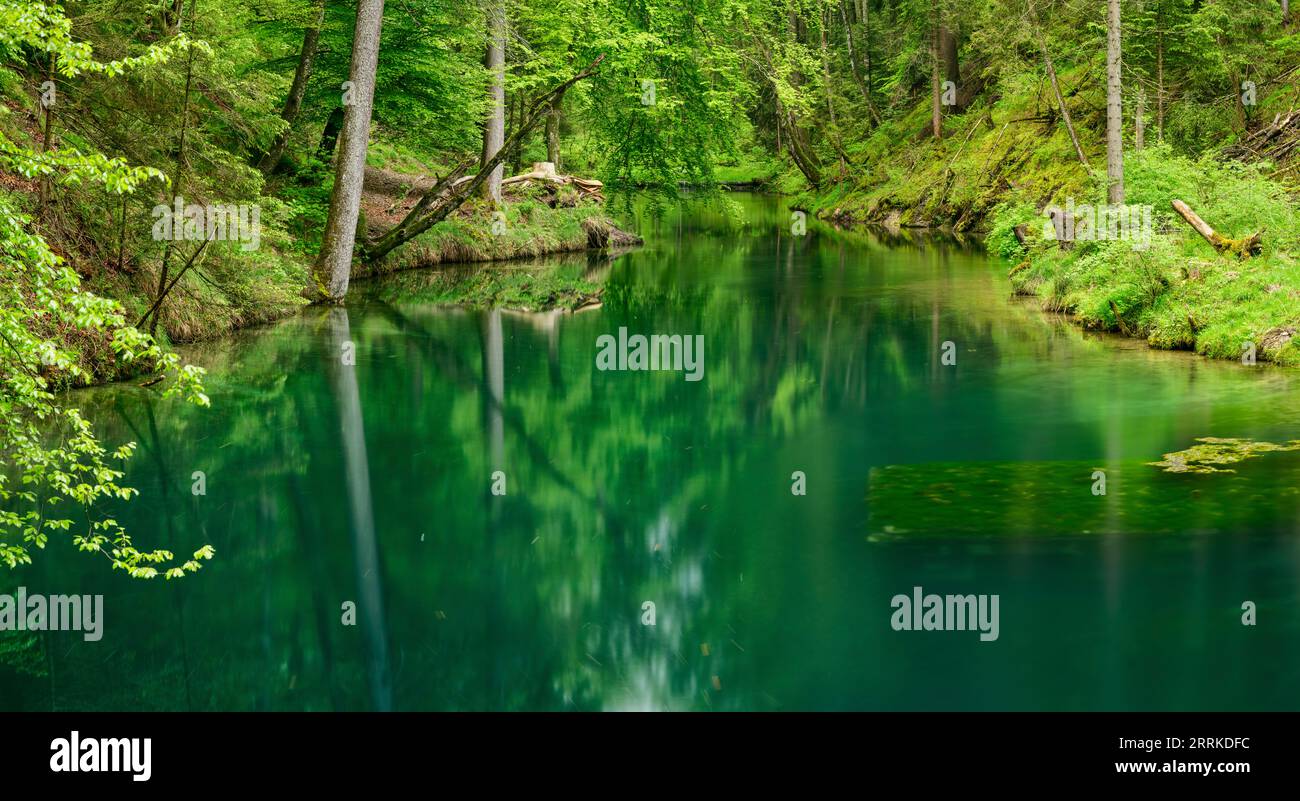 Tiefer Blick vom Lechhöhenweg in die Teufelsküche zwischen Landsberg und Pitzling. Stockfoto