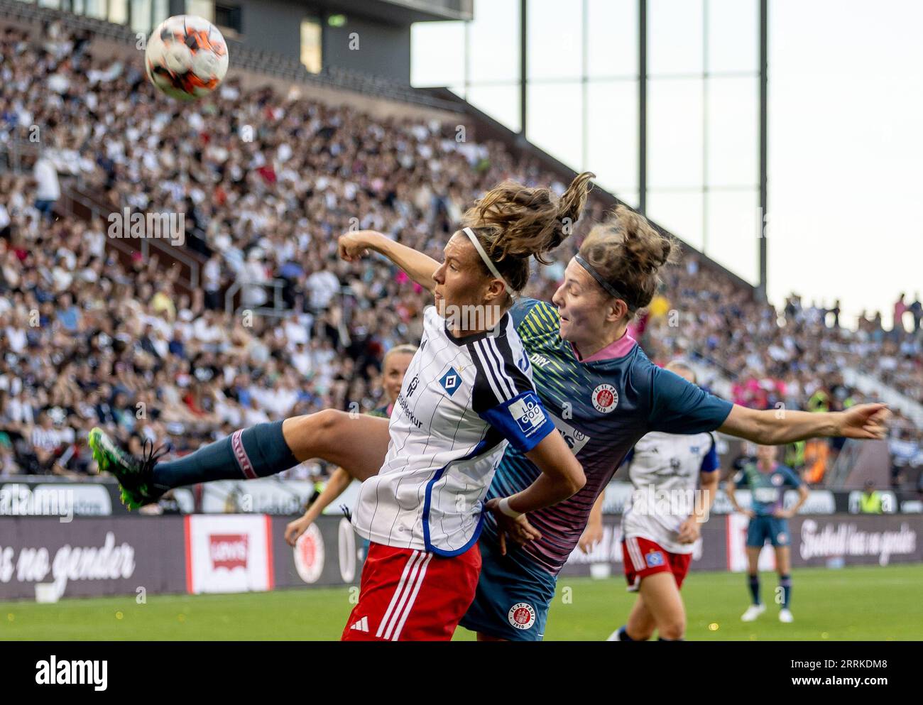 Hamburg, Deutschland. September 2023. Fußball, Frauen: DFB Cup, FC St. Pauli - Hamburger SV, 2. Runde, Millerntor. St. Paulis Paula Luise Bodenstedt (r) und Hamburgs Larissa Michelle Mühlhaus kämpfen um den Ball. Credit: Axel Heimken/dpa - WICHTIGER HINWEIS: gemäß den Anforderungen der DFL Deutsche Fußball Liga und des DFB Deutscher Fußball-Bund ist es untersagt, im Stadion und/oder im Spiel aufgenommene Fotografien in Form von Sequenzbildern und/oder videoähnlichen Fotoserien zu nutzen oder nutzen zu lassen./dpa/Alamy Live News Stockfoto