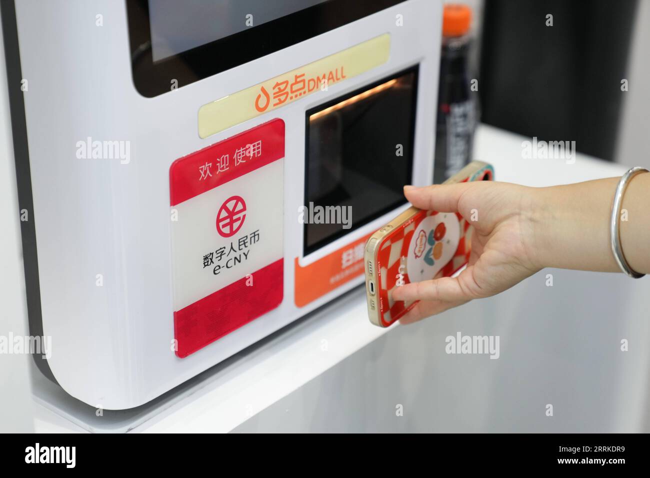 220904 -- PEKING, 4. September 2022 -- Ein Besucher erlebt e-CNY digitale Yuan Zahlung auf einer Ausstellung von Finanzdienstleistungen während der China International Fair for Trade in Services CIFTIS 2022 im Shougang Park in Peking, Hauptstadt von China, 3. September 2022. CHINA-PEKING-CIFTIS-DIGITALE FINANZEN CN JUXHUANZONG PUBLICATIONXNOTXINXCHN Stockfoto