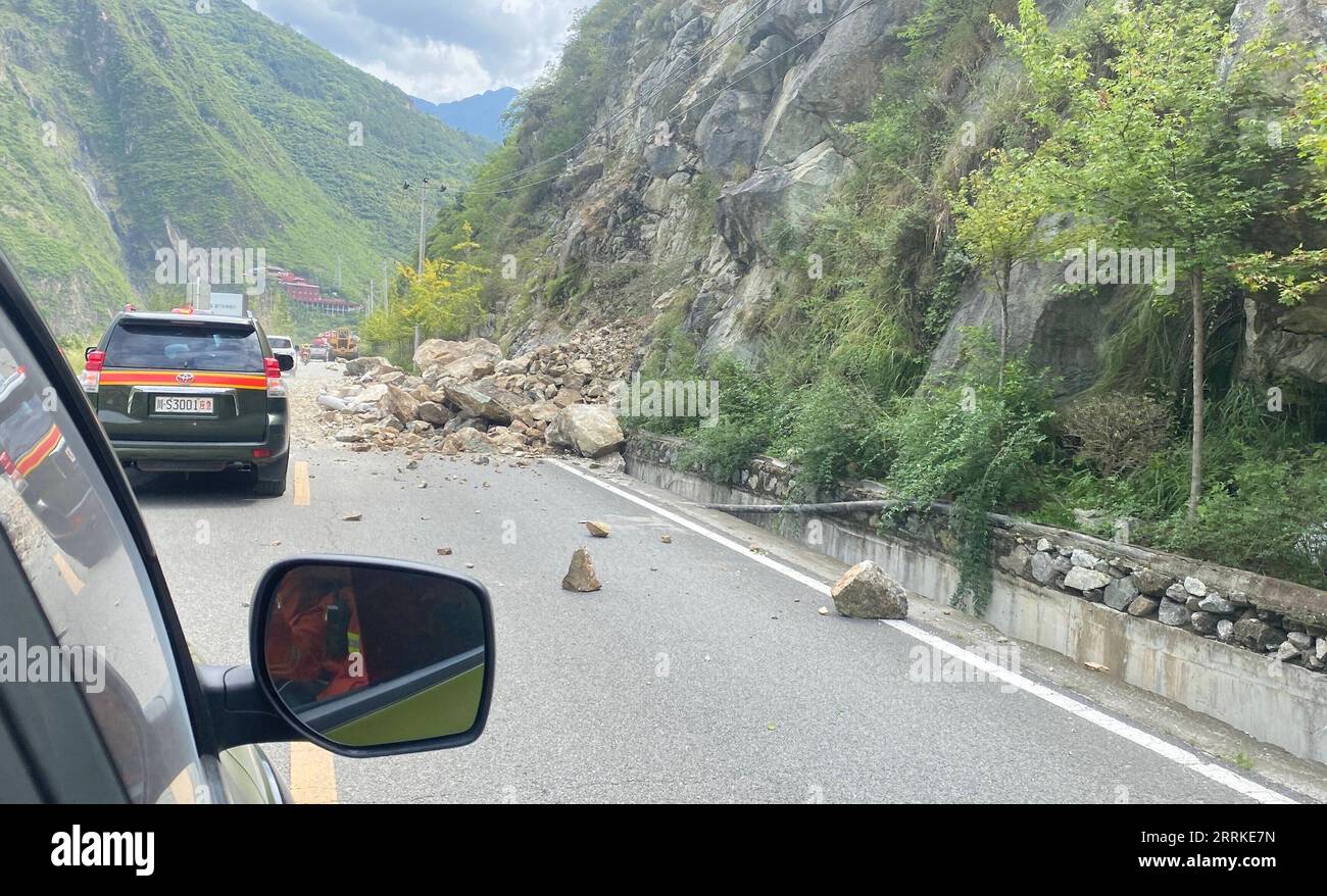 China, Erdbeben im Südwesten des Landes 220905 -- LUDING, 5. September 2022 -- gefallene Felsen werden auf einer Straße gesehen, während Waldfeuerwehrleute zum Luding County in der südwestlichen chinesischen Provinz Sichuan fahren, 5. September 2022. Sieben Menschen wurden bei einem Erdbeben der Stärke 6,8 getötet, das Luding County in der Provinz Sichuan am Montag erschütterte, sagten die lokalen Behörden. CHINA-SICHUAN-LUDING-ERDBEBEN CN Xinhua PUBLICATIONxNOTxINxCHN Stockfoto