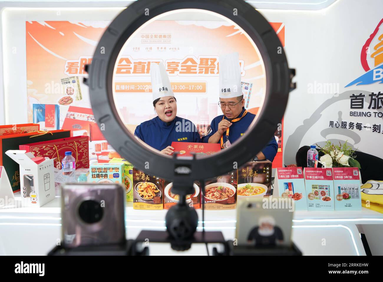 220905 -- PEKING, 5. September 2022 -- Mitarbeiter von Quanjude, einem der bekanntesten Restaurants der chinesischen Entenbratenkette, verkaufen Produkte über eine Live-Show in der Ausstellungshalle für Kultur- und Tourismusdienstleistungen im Shougang Park während der China International Fair for Trade in Services CIFTIS 2022 in Peking, der Hauptstadt Chinas, 1. September 2022. CHINA-PEKING-CIFTIS-KULTUR-TOURISMUS-AUSSTELLUNG CN JUXHUANZONG PUBLICATIONXNOTXINXCHN Stockfoto