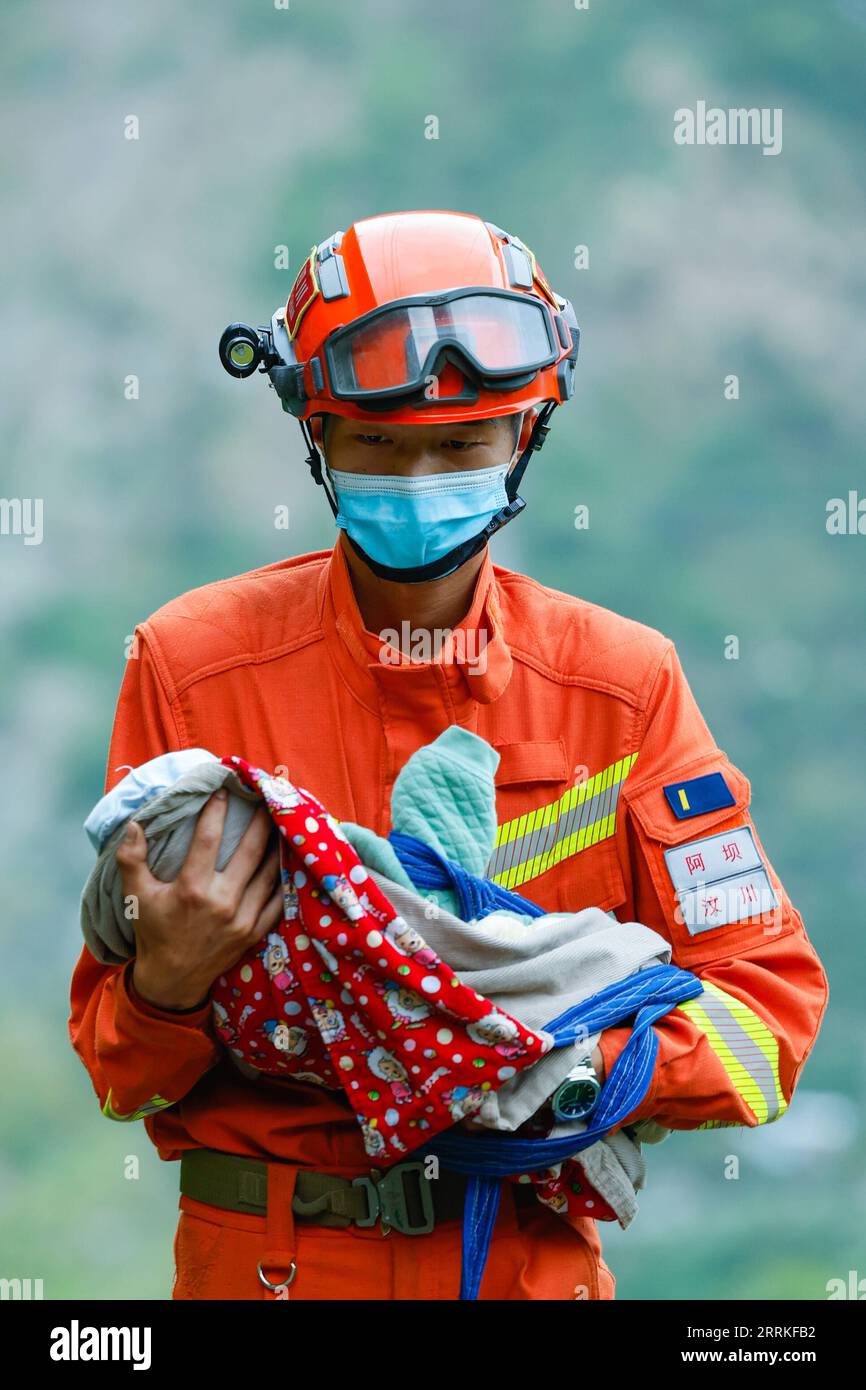 220906 -- MOXI, 6. September 2022 -- der Retter Zhang Zili überführt ein 2 Monate altes Kind aus dem Dorf Wandong in Detuo im Luding County, Provinz Sichuan im Südwesten Chinas, 6. September 2022. Insgesamt 66 Menschen sind bei einem Erdbeben der Stärke 6,8 ums Leben gekommen, das am Montag Luding County in der südwestchinesischen Provinz Sichuan erschütterte, sagten die lokalen Behörden am Dienstag. Am Dienstag um 14 Uhr wurden in der tibetischen Autonomen Präfektur Ganzi 38 Menschen getötet, und die anderen 28 starben in der Stadt Ya an, teilte das Rettungszentrum einer Pressekonferenz mit. CHINA-SICHUAN-ERDBEBENHILFE CN SHENXBOHAN PUBL Stockfoto