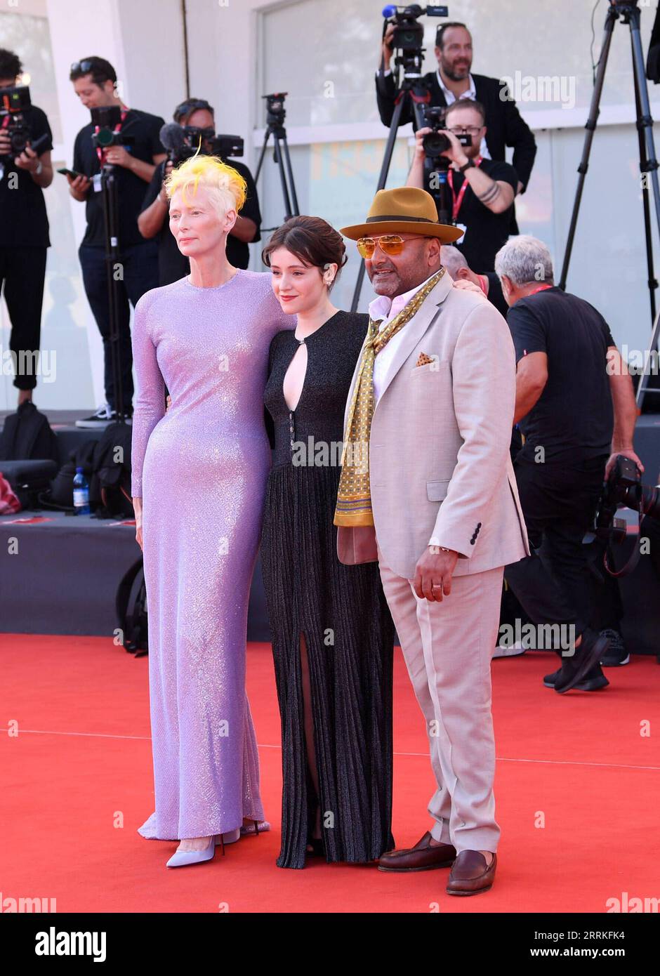 220907 -- VENEDIG, 7. September 2022 -- Schauspielerin Tilda Swinton L, Schauspielerin Carly-Sophia Davies C und Schauspieler August Joshi posieren auf dem roten Teppich für die Premiere des Films die ewige Tochter während des 79. Internationalen Filmfestivals in Venedig, Italien, 6. September 2022. ITALIEN-VENEDIG-79. VENEDIG FILMFESTIVAL JINXMAMENGNI PUBLICATIONXNOTXINXCHN Stockfoto
