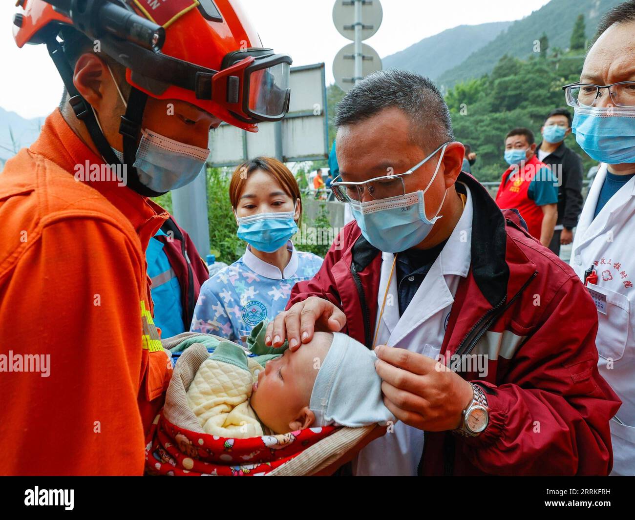 220906 -- MOXI, 6. September 2022 -- der Retter Zhang Zili übergibt den Ärzten ein 2 Monate altes Kind, nachdem das Baby aus dem Dorf Wandong in Detuo, im Luding County, der südwestlichen chinesischen Provinz Sichuan, am 6. September 2022 evakuiert wurde. Insgesamt 66 Menschen sind bei einem Erdbeben der Stärke 6,8 ums Leben gekommen, das am Montag Luding County in der südwestchinesischen Provinz Sichuan erschütterte, sagten die lokalen Behörden am Dienstag. Am Dienstag um 14 Uhr wurden in der tibetischen Autonomen Präfektur Ganzi 38 Menschen getötet, und die anderen 28 starben in der Stadt Ya an, teilte das Rettungszentrum einer Pressekonferenz mit. CHINA-SICHUAN-OHR Stockfoto