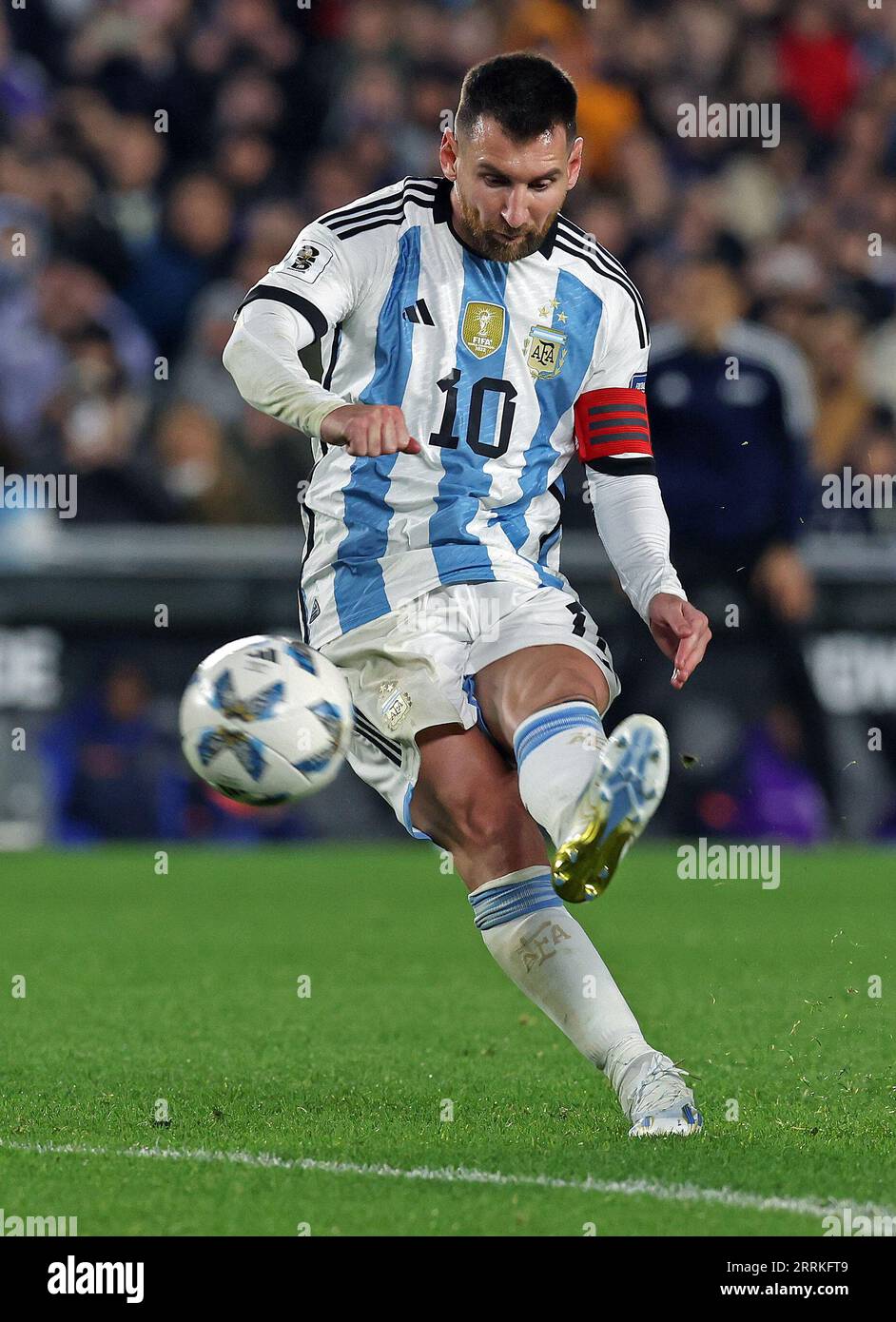 Argentiniens Stürmer Lionel Messi erzielt mit einem Freistoß ein Tor gegen Ecuador während des südamerikanischen Qualifikationsspiels zur FIFA-Weltmeisterschaft 2026 im Stadion Monumental in Buenos Aires am 7. September 2023. Stockfoto