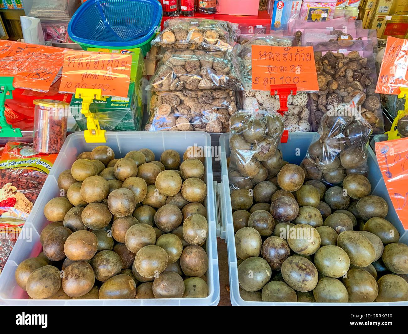 Verkauf von verschiedenen exotischen Früchten, Markt, Chinatown, Yaowarat Road, Samphanthawong Nachbarschaft, Bangkok, Thailand, Asien Stockfoto